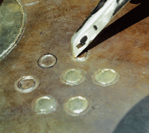 Unterschneiden der Oberfläche mit einem Bronzestichel